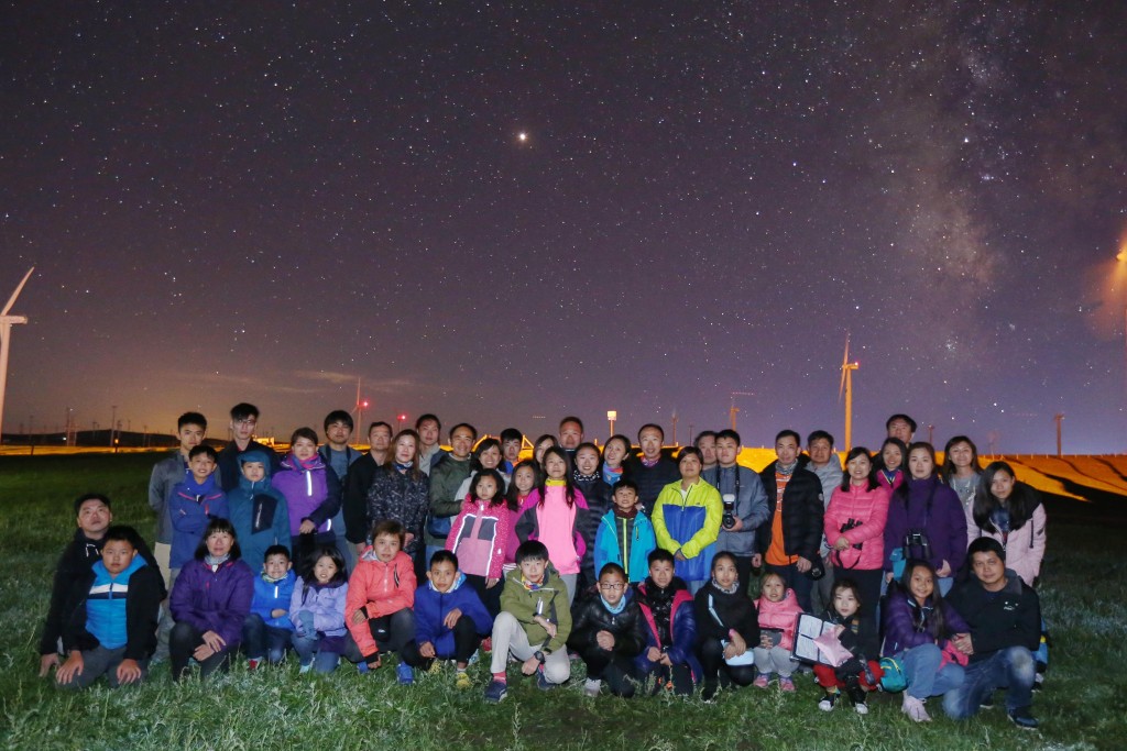 由家长主动提出、钟Sir带领的「亲子观星团」曾远赴内蒙古、台湾、澳洲等地观测天文现象。（图片来源：受访者提供）