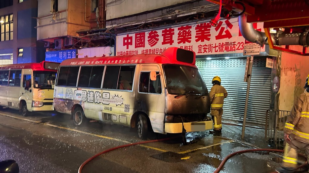 涉事小巴車身熏黑，內籠嚴重焚毀。蔡楚輝攝