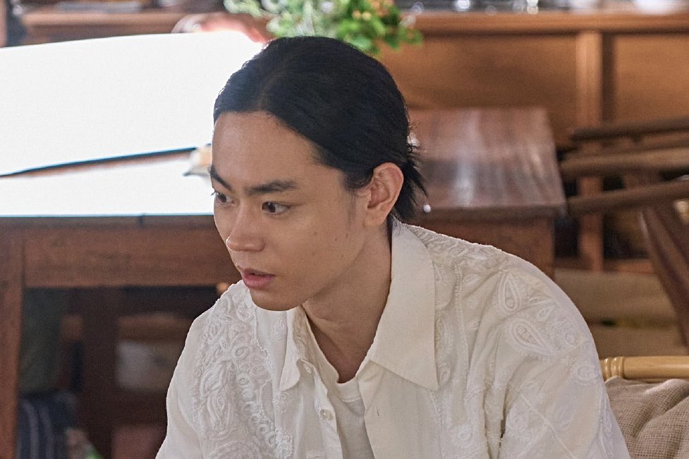菅田將暉之前被傳演出暗殺安倍晉三的嫌犯。 菅田將暉之前被傳演出暗殺安倍晉三的嫌犯。