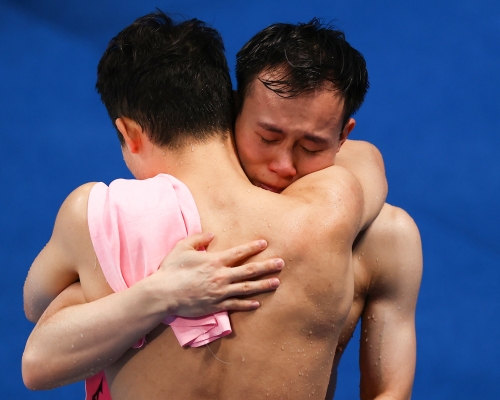 謝思埸奪男子3米板金牌後，激動地與摘銀牌的隊友王宗源擁抱。Reuters