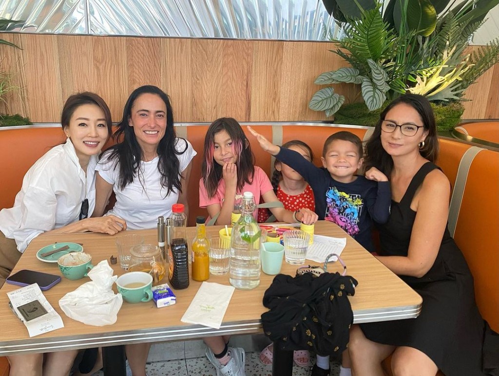 去年難得回港，Lisa. S與名模好友陳嘉容及Ana. R聚會，並帶同女兒Raven出席。
