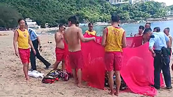 救生員將男童救起。港九拯溺員工會提供