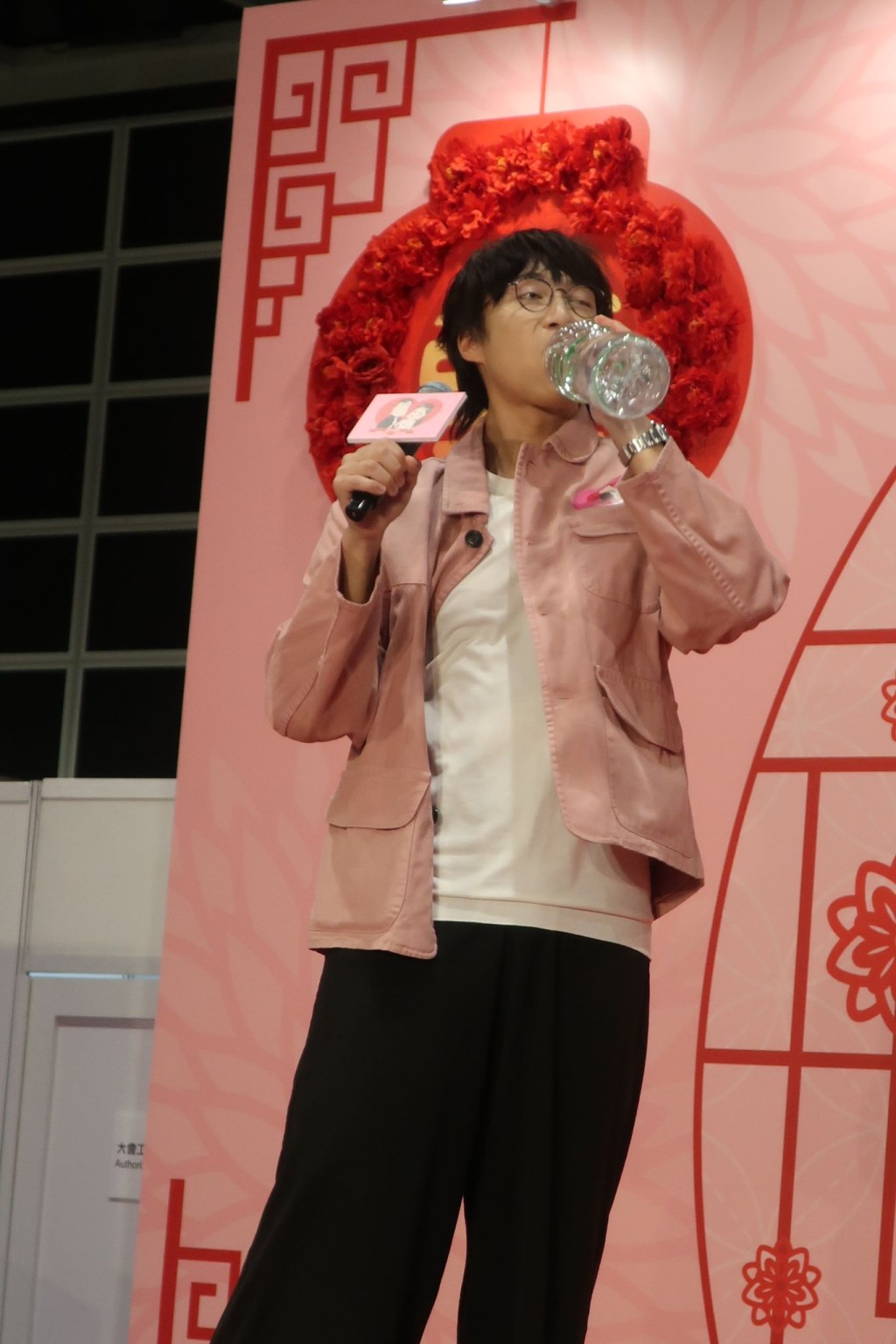 吴业坤自言休息不足狂灌水。 吴业坤自言休息不足狂灌水。