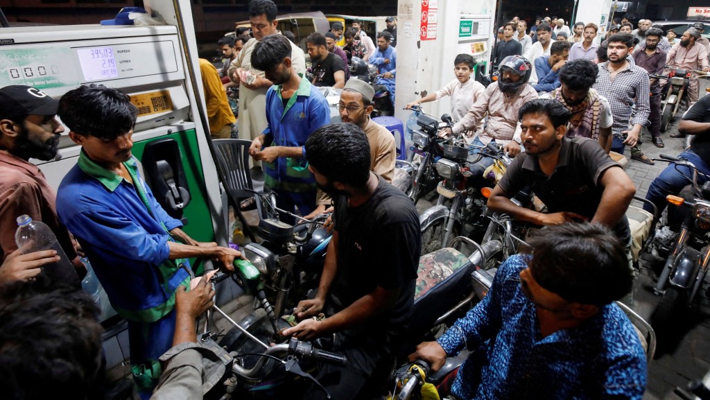 卡拉奇民眾在一個油站排隊等入油。 路透社