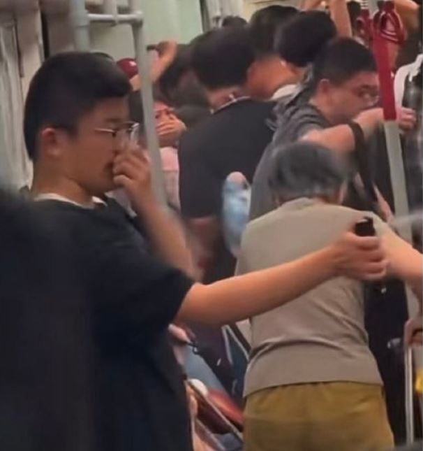 网传男子偷拍败露，狂喷辣椒水图脱身。
