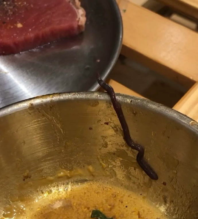 廣州烤肉店生菜吃出「10cm活蟲」。 微博