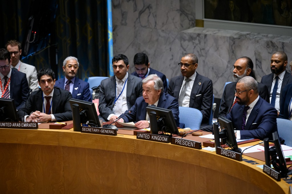 聯合國秘書長古特雷斯（前右二）在紐約聯合國總部出席聯合國安理會人工智能與安全問題高級別公開會時發言。新華社