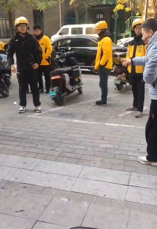 石家莊有美團車手與站長爭執，用刀刺傷二人。