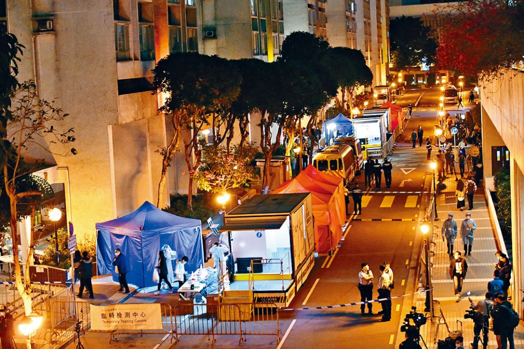 ■蓝田丽港城第五座及第七座列为受限区域，警员驻守拉起封锁线。