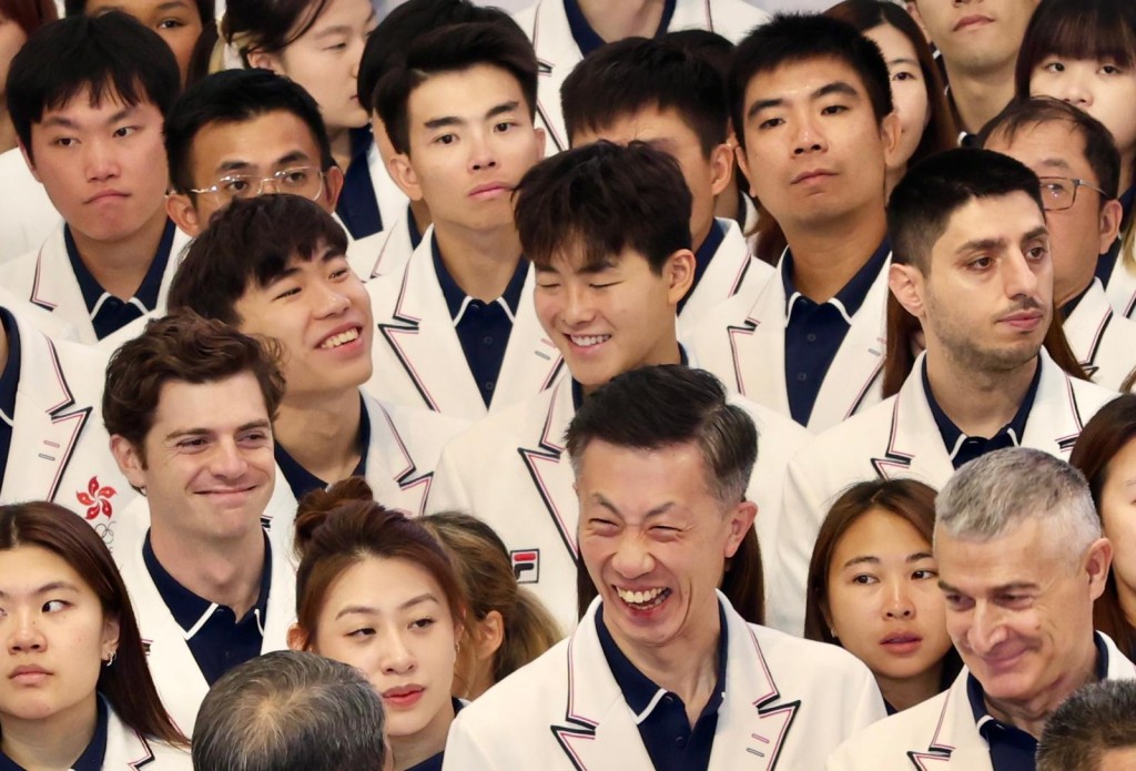 首次參加亞運會的「男飛魚」張智傑（中排左一）擁有香港50米及100米蛙泳紀錄，將在亞運會參加100米蛙泳的他首次出席亞運的授旗禮，他表示：「同好多運動員一齊參加授旗，好開心及興奮，授旗禮代表亞運會踏入最後倒數階段，期待去日本比賽。」徐嘉華攝