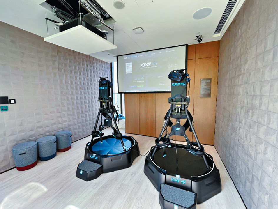 ■KAT WALK MINI VR站配備震撼動感和視覺的萬向VR跑步機和VR眼鏡,讓住戶時刻舒展身心,樂而忘返。 ■KAT WALK MINI VR站配備震撼動感和視覺的萬向VR跑步機和VR眼鏡,讓住戶時刻舒展身心,樂而忘返。
