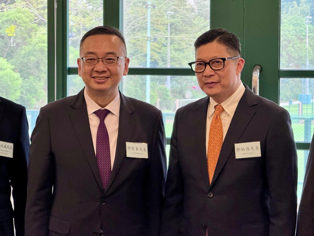 保安局局長鄧炳強(右)及入境處處長郭俊峯(左)出席紀律部隊評議會(職方) 36週年會慶。 保安局局長鄧炳強(右)及入境處處長郭俊峯(左)出席紀律部隊評議會(職方) 36週年會慶。