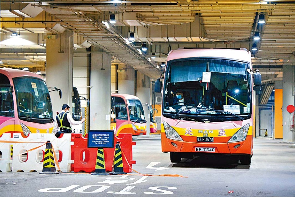 跨境直通巴牌照要求与本地的小巴及客车司机不同，业界认为当局应独立审视需求来批出配额。