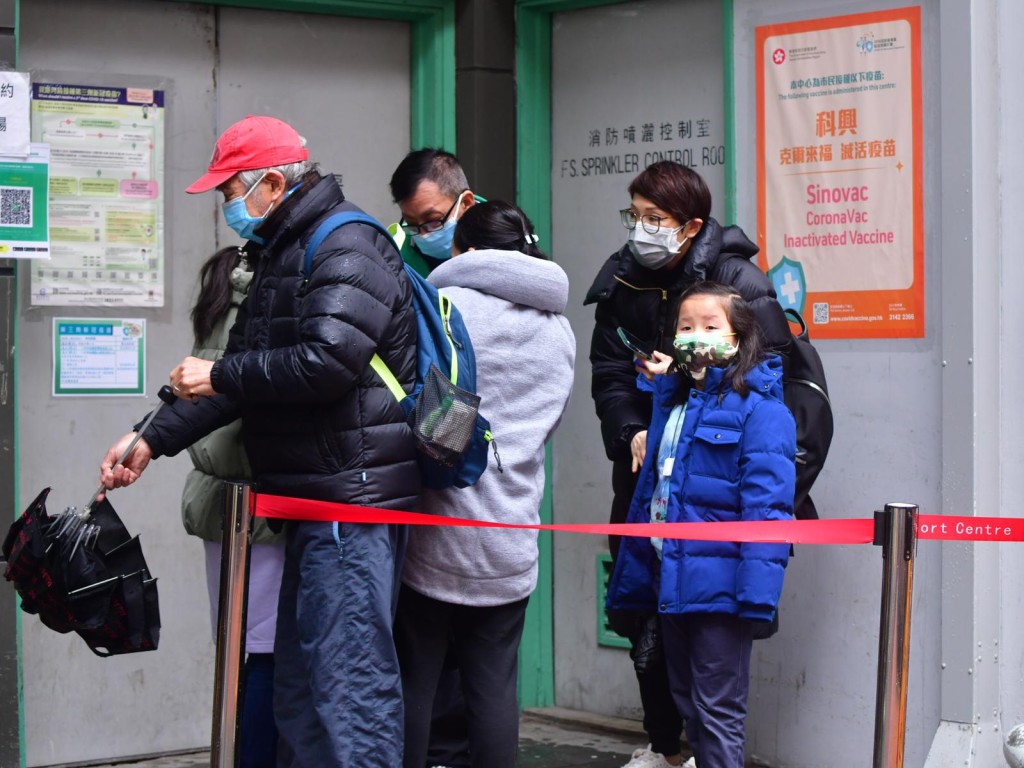 市民在嚴寒下排隊接種疫苗。