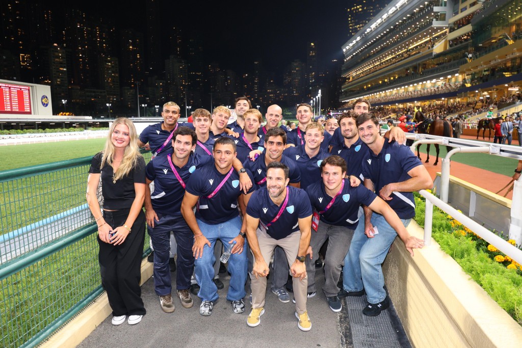 來港參賽的烏拉圭欖球隊成員在跑馬地馬場感受「快活星期三」的熾熱氣氛。 來港參賽的烏拉圭欖球隊成員在跑馬地馬場感受「快活星期三」的熾熱氣氛。