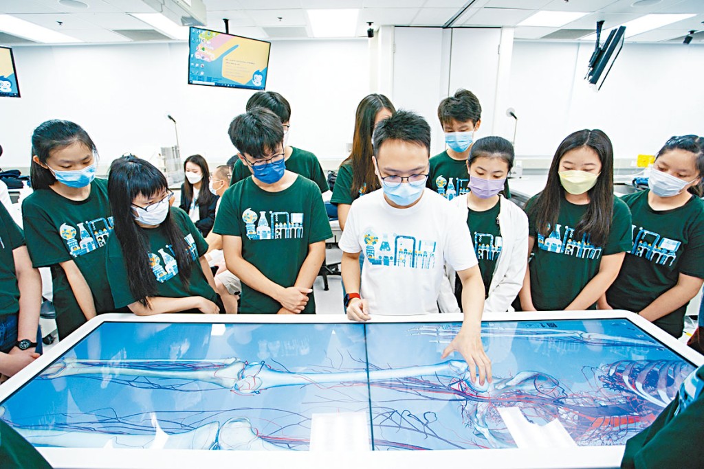 體驗課程除了有醫學院教授主講，也有學生化身導師，運用虛擬解剖枱向中學生講解人體內各類血管的功能。