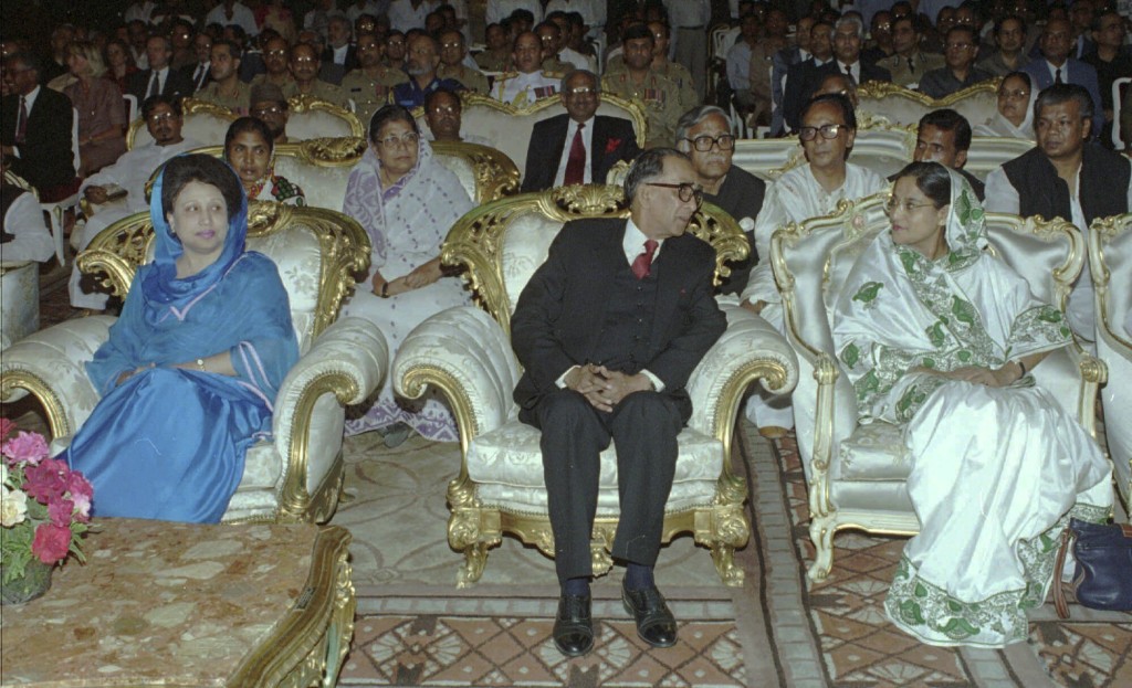 孟加拉總統下令釋放被判刑入獄的前總理齊亞（左）。美聯社
