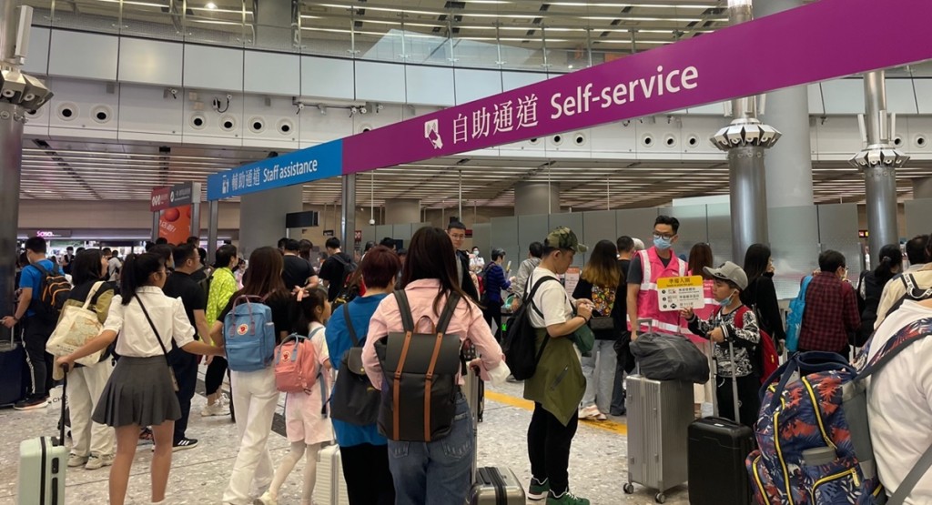 大批內地旅客結束在港行程，準備乘高鐵回內地。