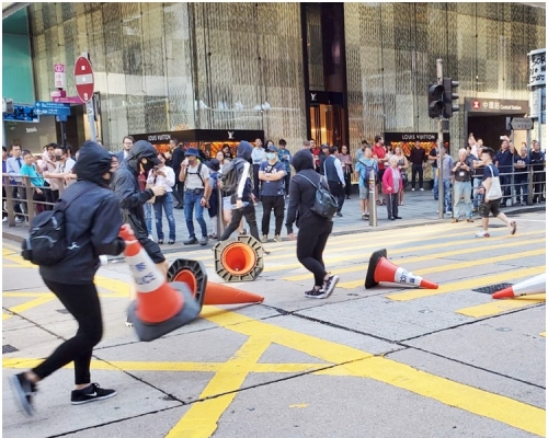一批示威者昨午在畢打街集結並將雪糕筒等雜物放置在馬路上。