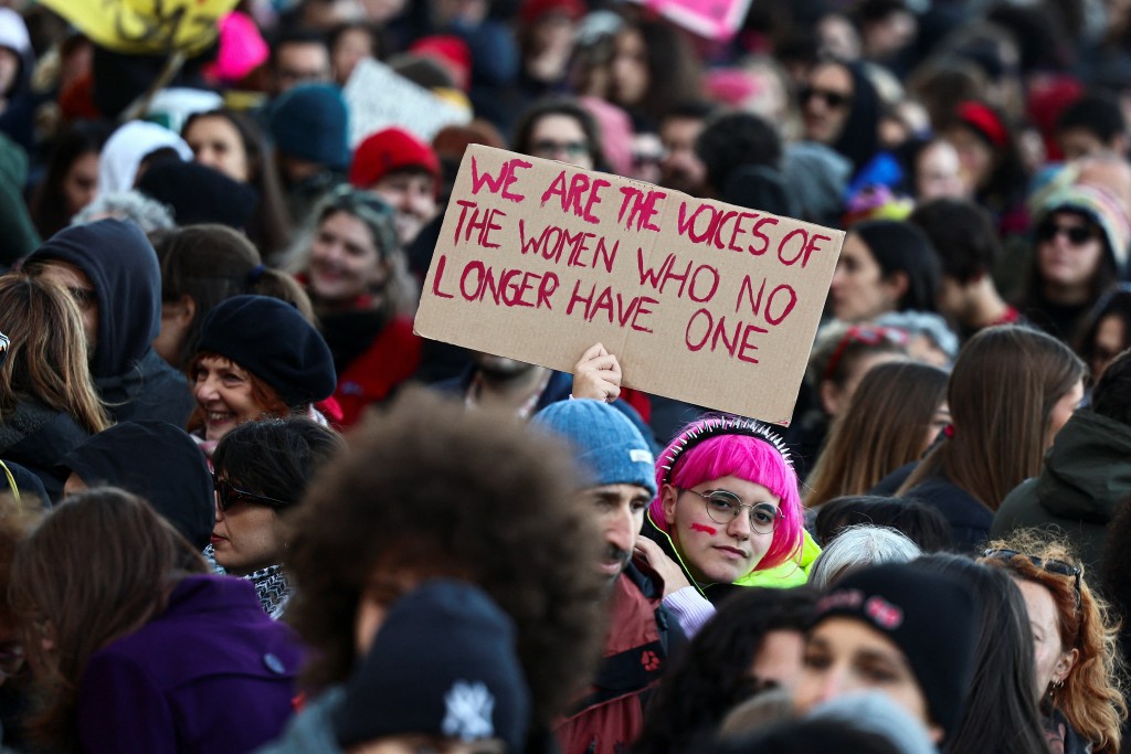 意大利遊行，示威者高舉「我們是不再擁有話語權的聲音」的標語。路透社