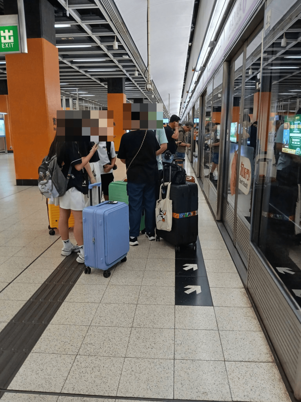 怒轟他們「7個人7個喼」是「好自私」的行為。（「全港最爆熱門話題」Facebook圖片）