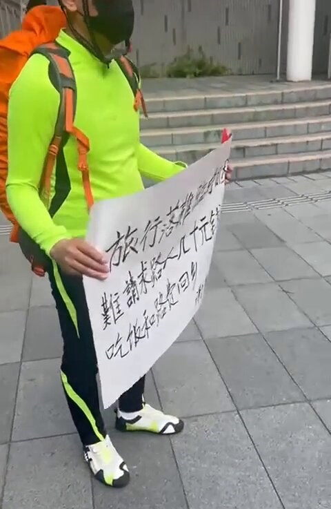 口罩男並無其他動作與對白，只是在商場外靜靜的站著。fb「油塘人之家」截圖