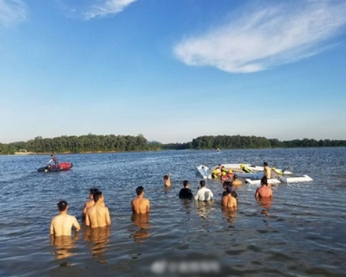 男教练的尸体在飞机残骸中发现。网图