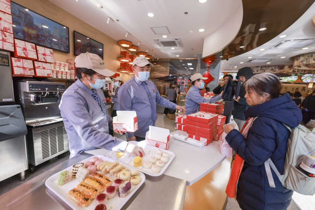 大批民眾到北京「稻香村」，購買習近平也選用的3款糕點。中新社