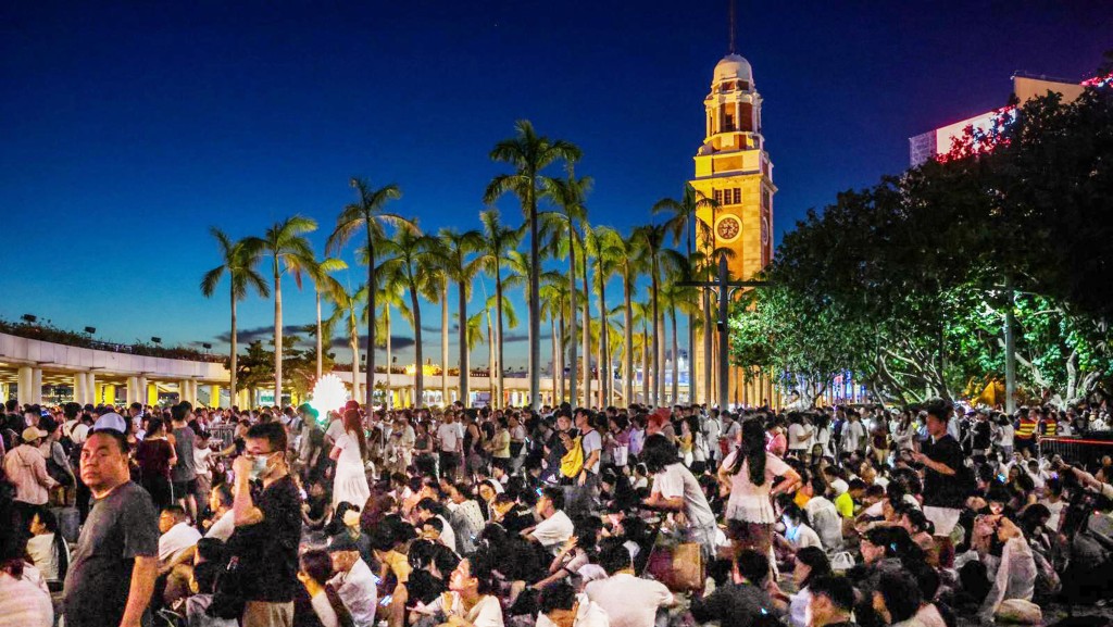 維港兩岸市民旅客聚集觀賞。何家豪攝