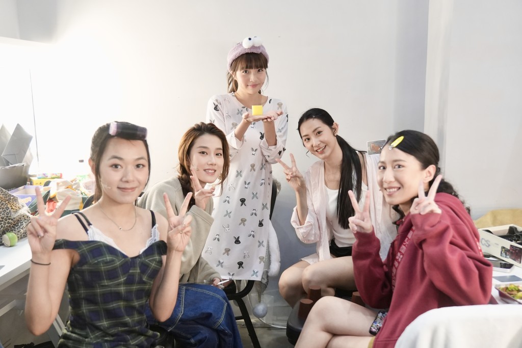 《大龍鳳》姊妹團左：許月湘、李玗蓁、吳冰、趙君瑜、黃詩詠。