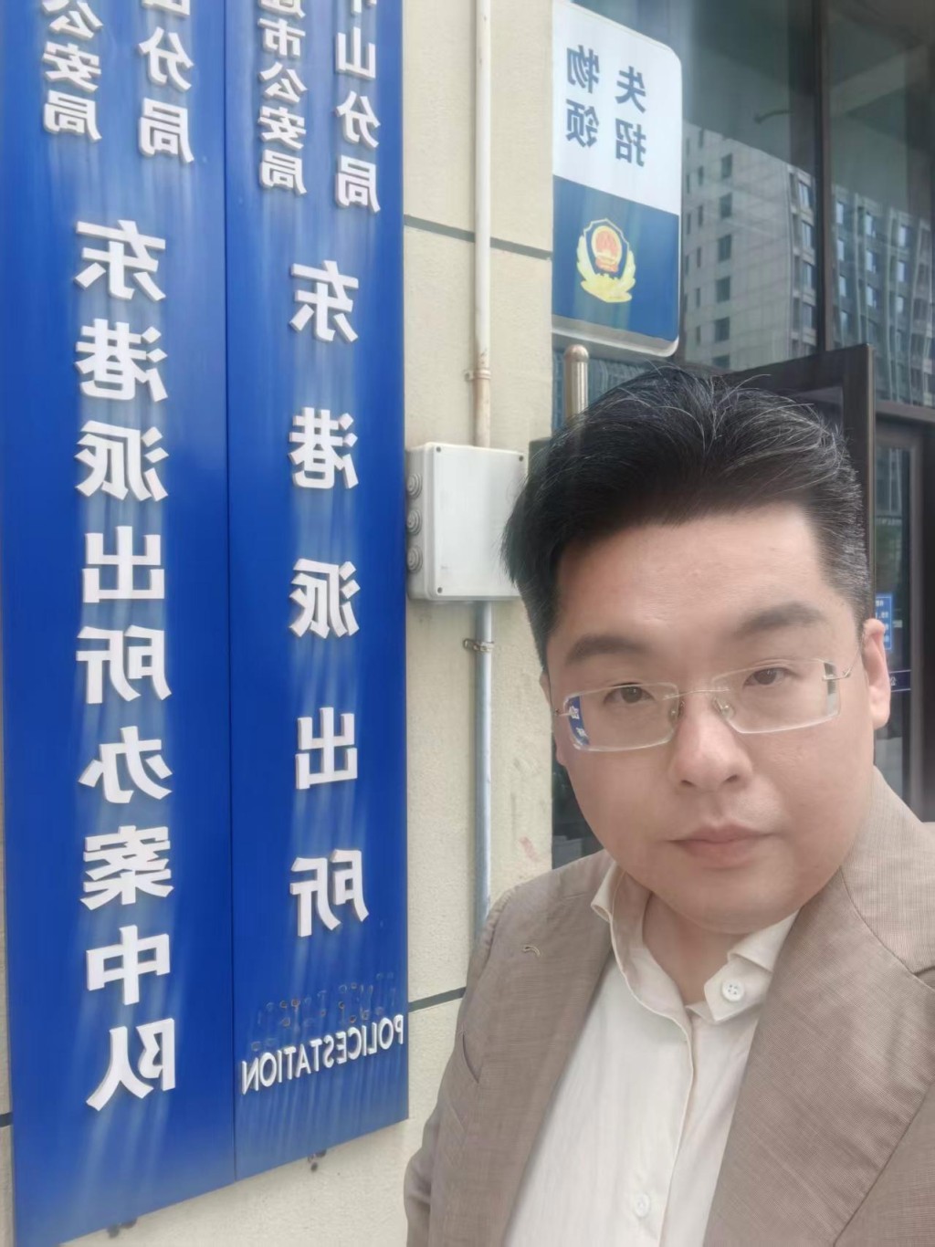 新郎許律師指控酒店收貴價菜價錢,提供未完全解凍預製菜,已就事件報案。 新郎許律師指控酒店收貴價菜價錢,提供未完全解凍預製菜,已就事件報案。