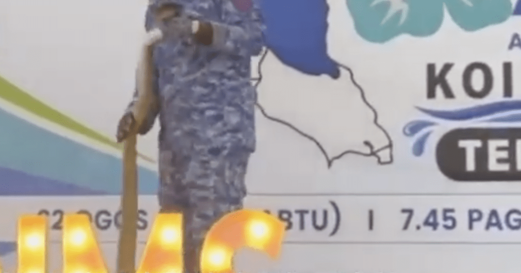 莫哈末慕阿占不慎遭一條劇毒的眼鏡王蛇咬傷右手中指。