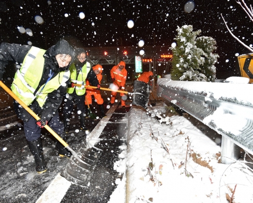 宿揚高速江蘇揚州段蜀岡收費站工作人員冒雪清除路面積雪。新華社