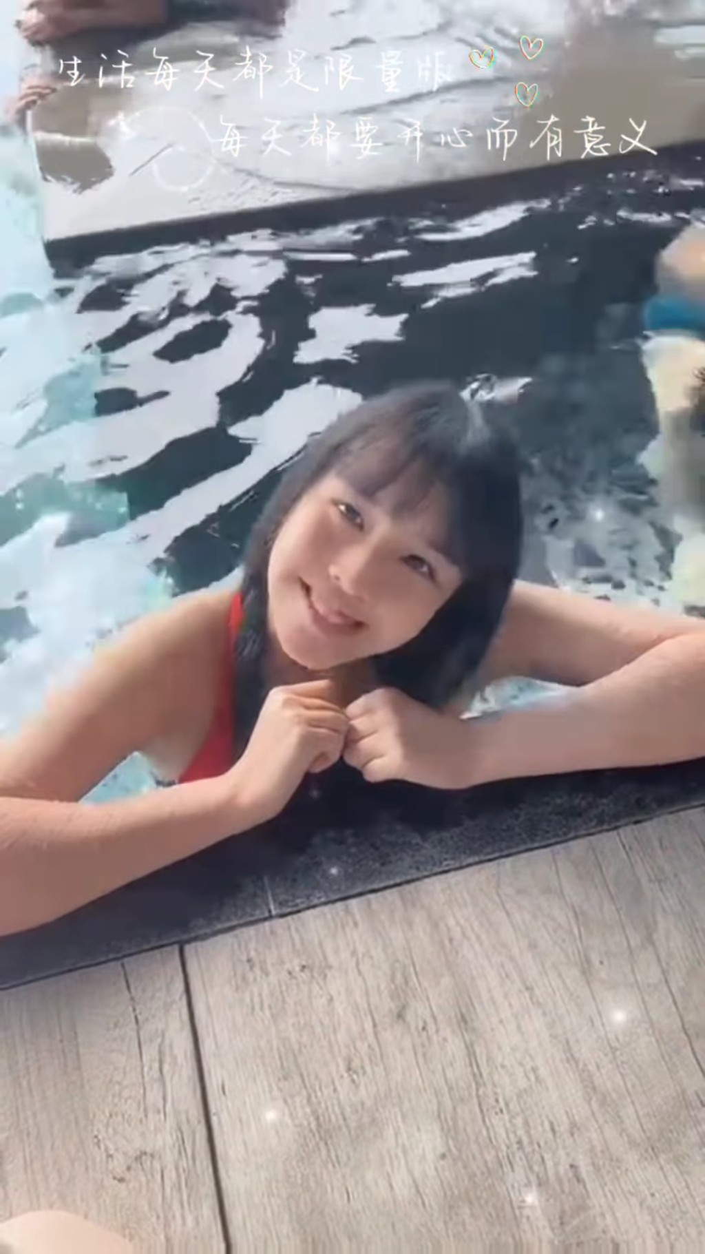 陳偲穎早前於IG分享穿泳裝浸在水中的短片。