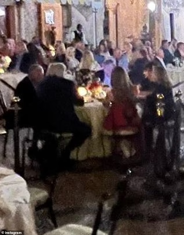 特朗普夫妇（背对镜头）与宾客在佛州海湖庄园餐厅聚餐。 Instagram