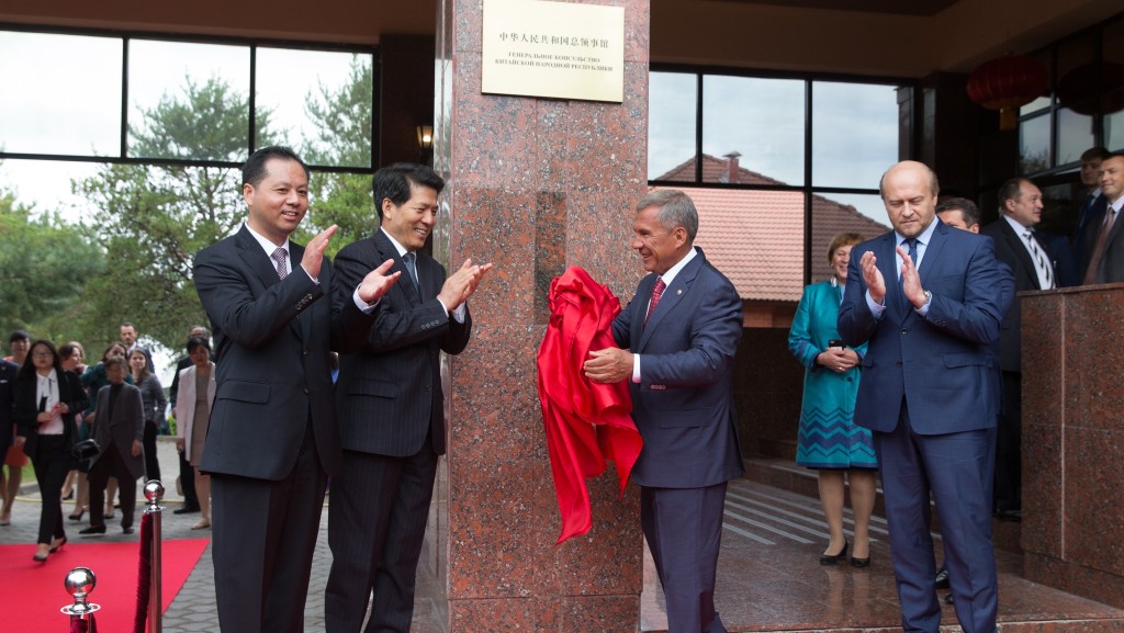 2018年中國在俄設立的第六個總領事館在喀山開館，李輝（左二）出席揭牌儀式。 新華社