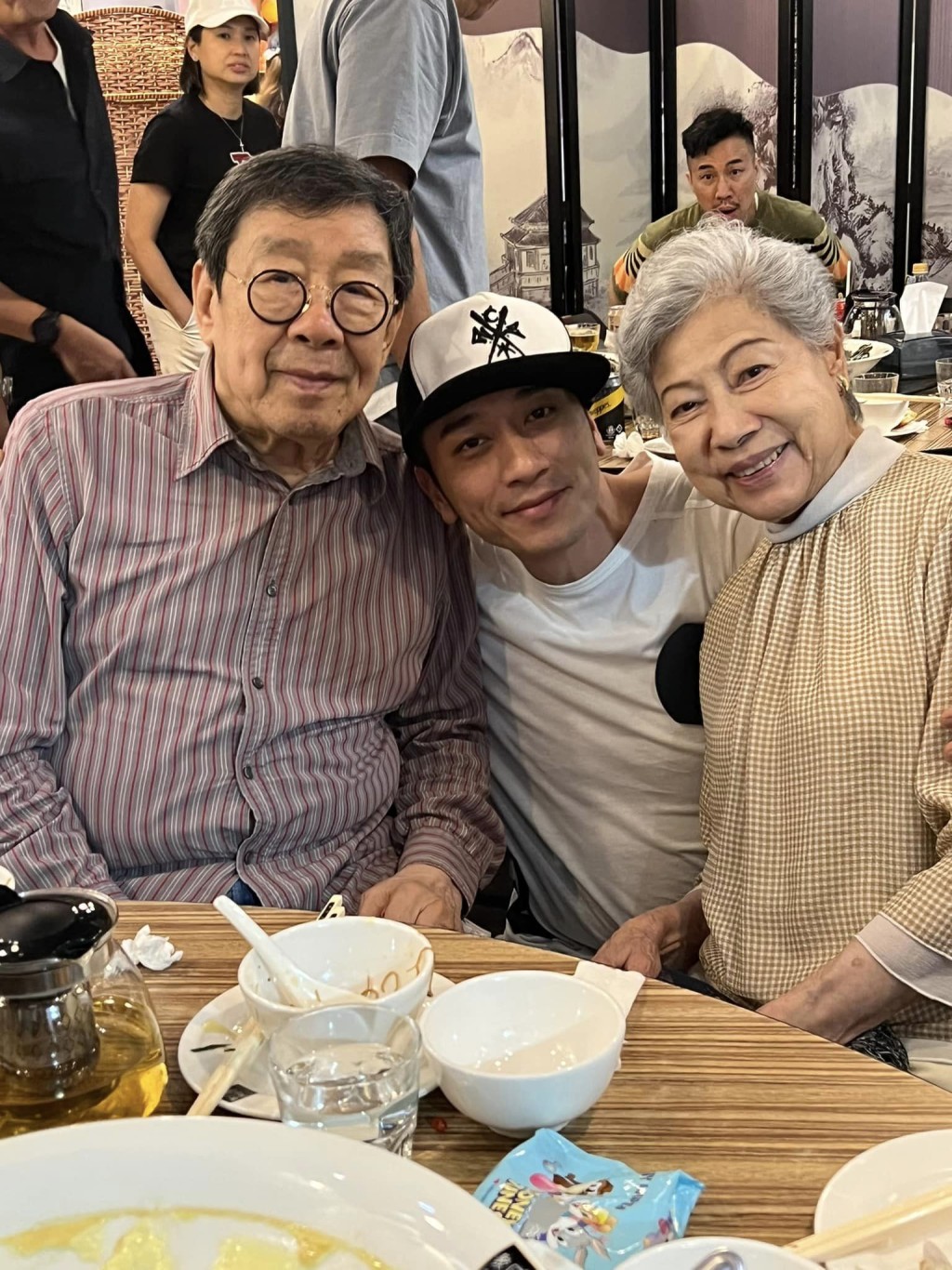 （左起）胡枫、吴卓羲和罗兰的合照更十足一家人，画面温馨。