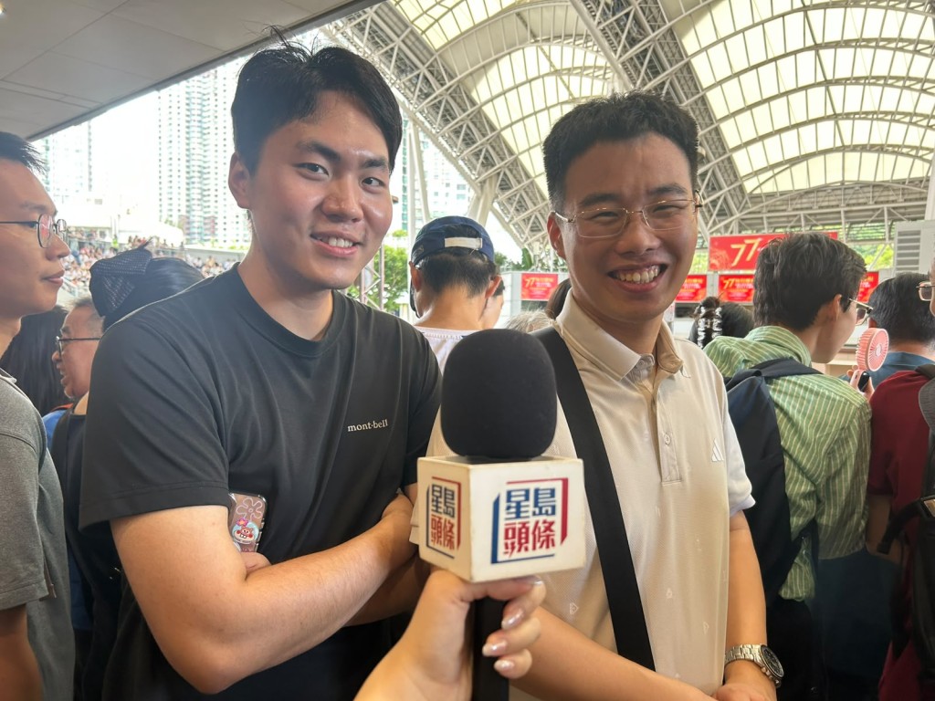 孫先生與熊先生首次入場感受賽事盛況與香港賽馬歷史文化。陳翠瑩攝 孫先生與熊先生首次入場感受賽事盛況與香港賽馬歷史文化。陳翠瑩攝