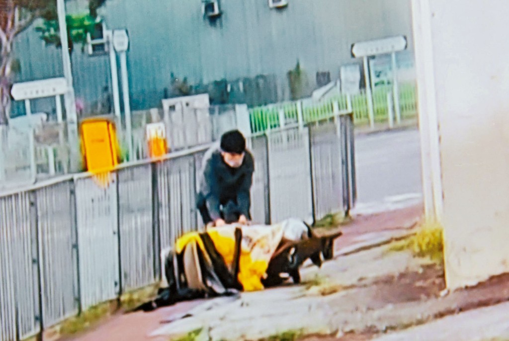 疑凶整理板车上的女尸时，被跑步经过的应女士摄下经过。