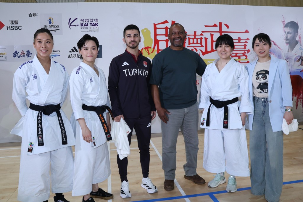 劉慕裳(右一)跟3位香港女子形的團體賽代表馬嘉敏(左一)、王思敏(左二)、董依然(右二)以及土耳其空手道組手世界冠軍Eray Şamdan一同出席活動,還有港隊總教練William(右三)。 劉慕裳(右一)跟3位香港女子形的團體賽代表馬嘉敏(左一)、王思敏(左二)、董依然(右二)以及土耳其空手道組手世界冠軍Eray Şamdan一同出席活動,還有港隊總教練William(右三)。
