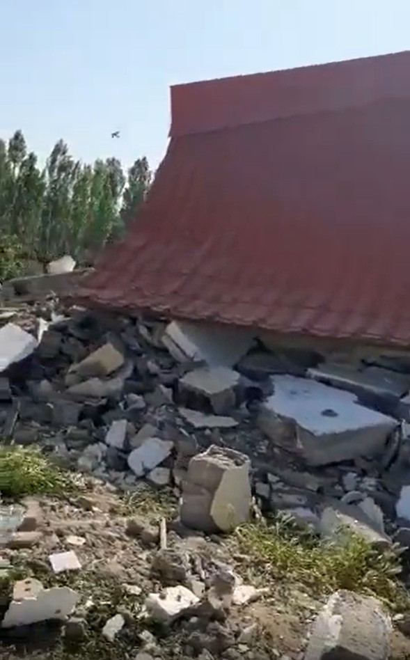 傳雷卡比家人的房屋被拆毀。影片截圖