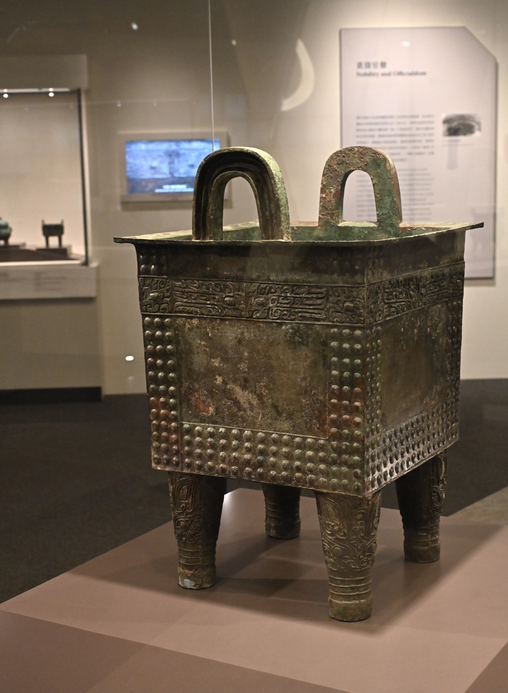 河南博物院的藏品—商代前期的兽面乳丁纹铜方鼎，出土于郑州南顺城街青铜器窖藏坑。。政府新闻处图片