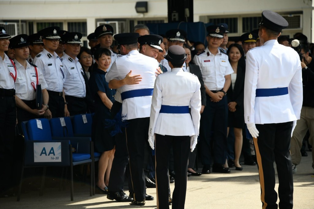 警務處副處長(國家安全)簡啟恩與警務處處長周一鳴相擁。 警務處副處長(國家安全)簡啟恩與警務處處長周一鳴相擁。