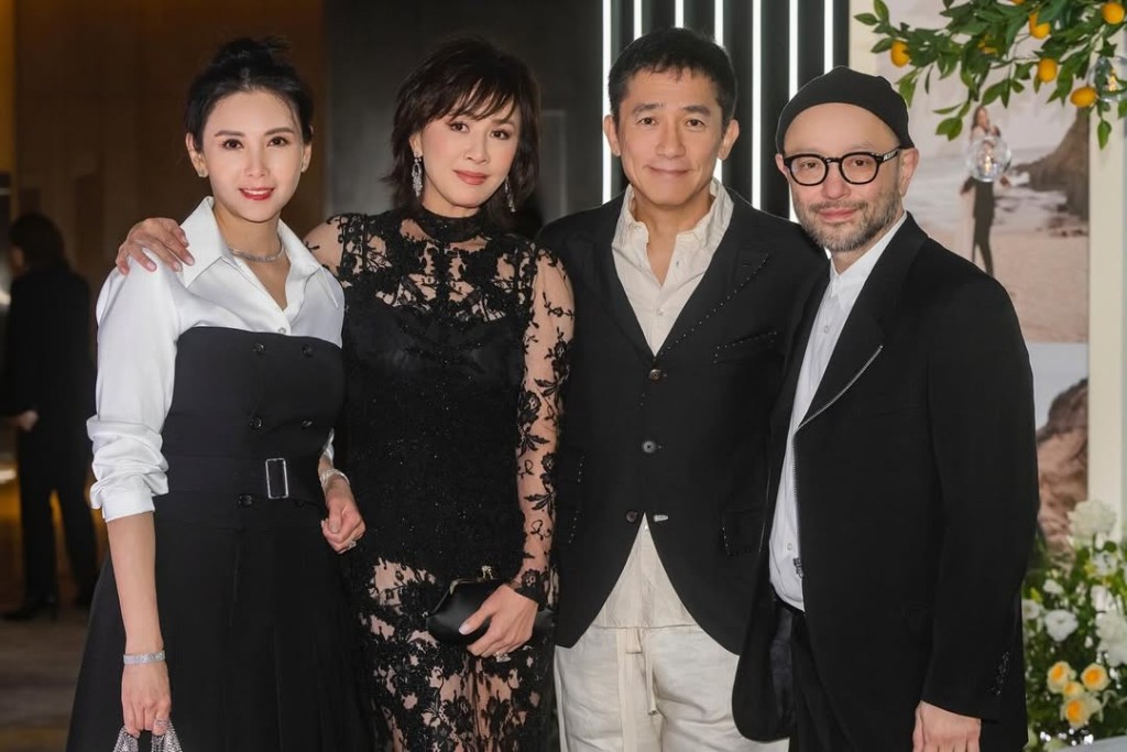 沈嘉偉與太太邱淑貞在胞弟娶新抱的婚宴上,跟劉嘉玲、梁朝偉合照。 沈嘉偉與太太邱淑貞在胞弟娶新抱的婚宴上,跟劉嘉玲、梁朝偉合照。