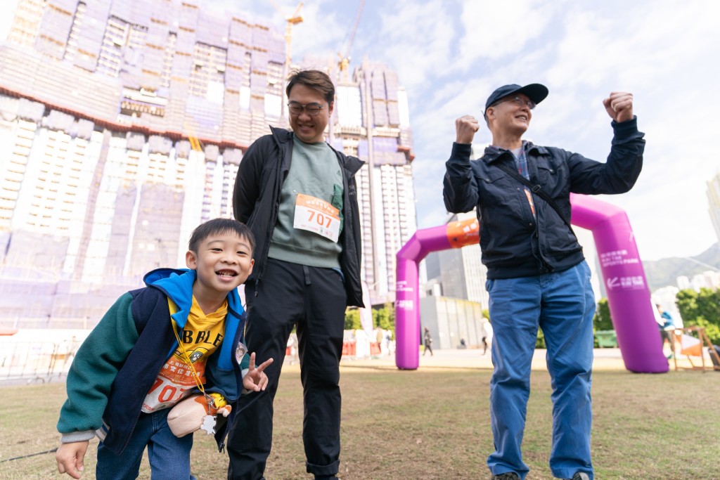 今年比賽首次設「三代同堂盃」，參賽者表示比賽相當考驗參加者的體能及對香港歷史的認識，參加者需動動腦筋，策劃路線以尋找控制點。 公關圖片
