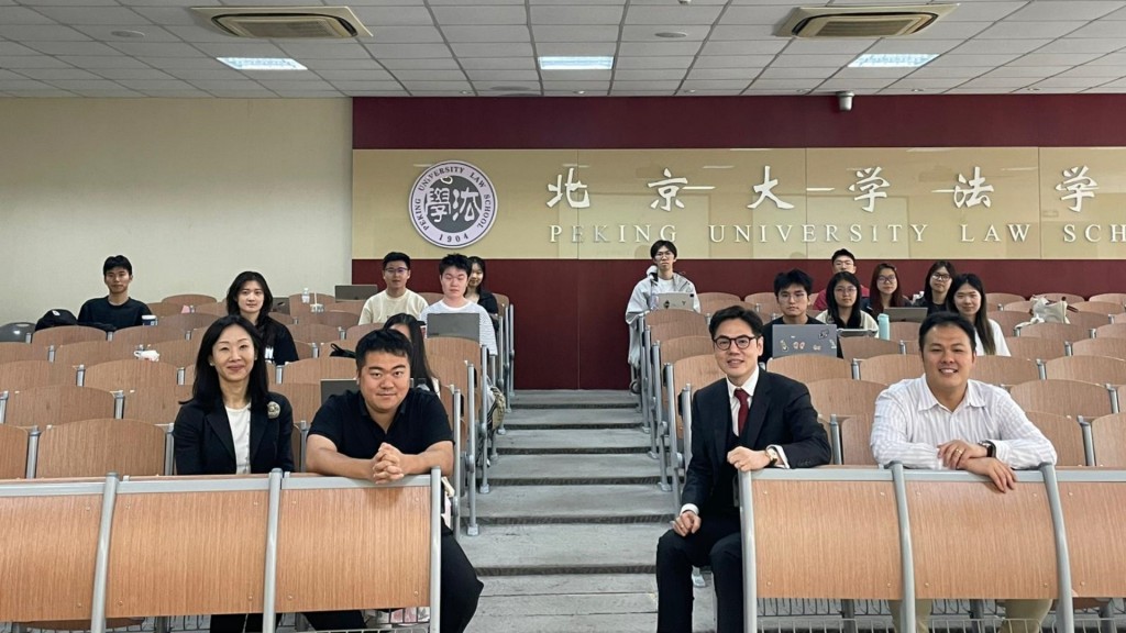香港大律師公會與北京大學法學院合辦的《普通法精要.公法》課程，公會今年派出超過30名律師或資深大律師到北京以英語授課，包括副主席薛日華資深大律師(左1)、陳永豪資深大律師(右2)及譚俊傑大律師(右1)。