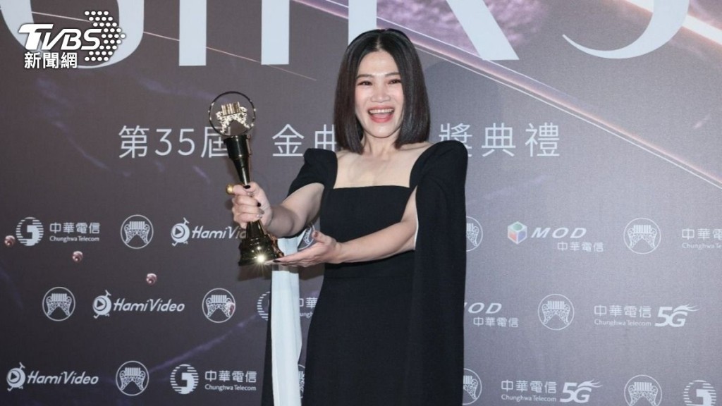 最佳台語女歌手獎由黃妃奪下。