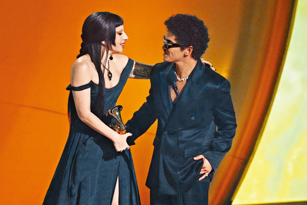 Gaga与Bruno Mars夺流行组合演出，并一同为慰问山火受害者献唱。