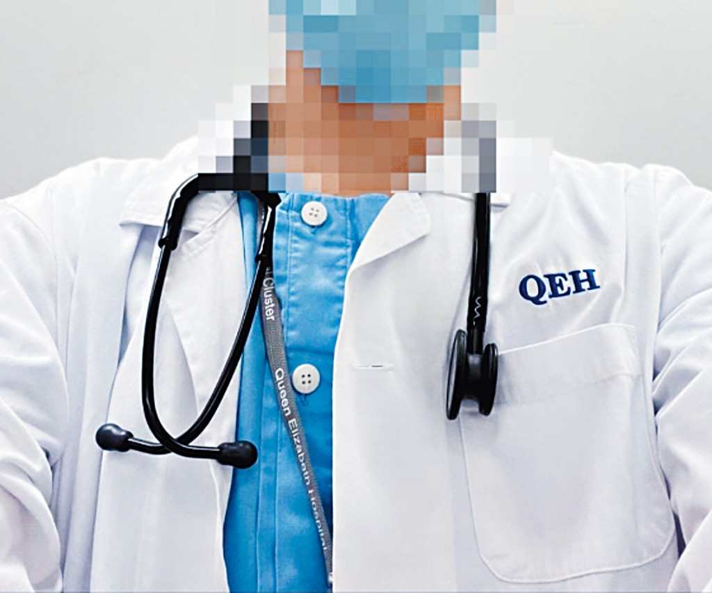 發帖者曾於去年7月上載身穿印有伊利沙伯醫院英文縮寫字樣醫生袍的自拍照。