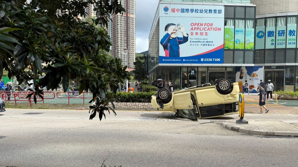 將軍澳私家車撞消防欄柵後「反肚」 司機一度被困獲救。fb馬路的事 (即時交通資訊台) Bosco Chu圖片 